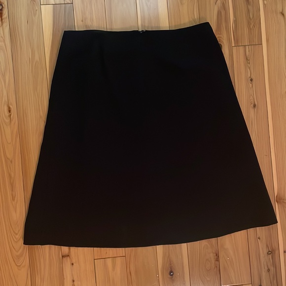 i.e size 6 black lined skirt. - Picture 2 of 6